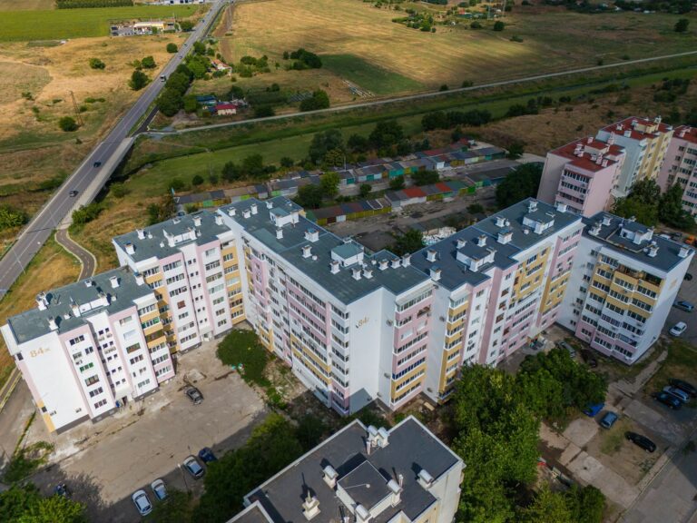 Саниран жилищен блок 84 на ул. "Граф Игнатиев" в Ямбол – въздушен изглед