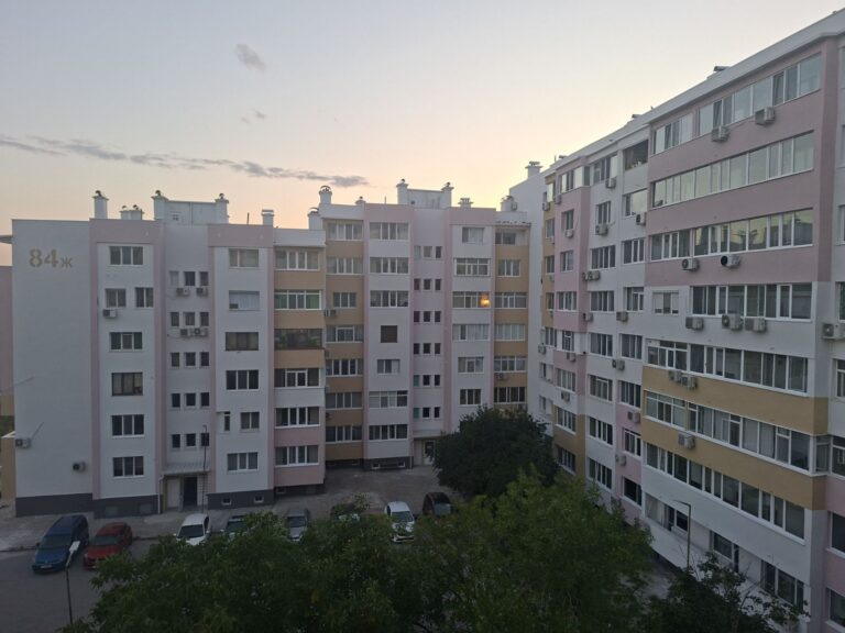 Саниран жилищен блок 84 на ул. "Граф Игнатиев" в Ямбол – общ изглед към вътрешния двор