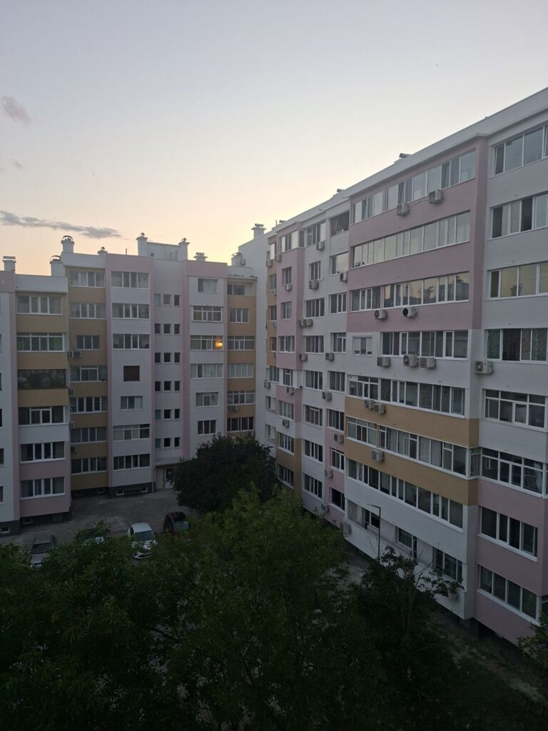 Саниран жилищен блок 84 на ул. "Граф Игнатиев" в Ямбол – общ изглед при залез